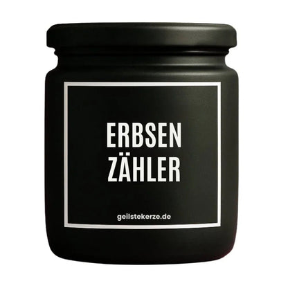 Duftkerze mit Spruch von geilstekerze ist der neue Geschenketrend. Diese witzige Kerze Vegane Bio-Kerze mit Spruch – ERBSENZÄHLER brennt mega lange sagenhafte 80 Stunde, hochwertige ätherische Öle schaffen beste Duftverteilung. Mit 1400 lustigen Sprüchen perfekt zum Verschenken. Handgemacht in Deutschland von geilstekerze.shop -Die beste Duftkerze die du kaufen kannst.