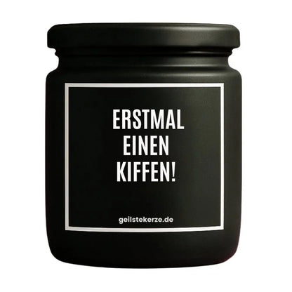 Duftkerze mit Spruch von geilstekerze ist der neue Geschenketrend. Diese witzige Kerze Vegane Bio-Kerze mit Spruch – ERSTMAL EINEN KIFFEN! brennt mega lange sagenhafte 80 Stunde, hochwertige ätherische Öle schaffen beste Duftverteilung. Mit 1400 lustigen Sprüchen perfekt zum Verschenken. Handgemacht in Deutschland von geilstekerze.shop -Die beste Duftkerze die du kaufen kannst.