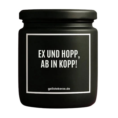 Duftkerze mit Spruch von geilstekerze ist der neue Geschenketrend. Diese witzige Kerze Vegane Bio-Kerze mit Spruch – EX UND HOPP, AB IN KOPP! brennt mega lange sagenhafte 80 Stunde, hochwertige ätherische Öle schaffen beste Duftverteilung. Mit 1400 lustigen Sprüchen perfekt zum Verschenken. Handgemacht in Deutschland von geilstekerze.shop -Die beste Duftkerze die du kaufen kannst.