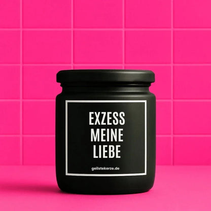 Duftkerze mit Spruch von geilstekerze ist der neue Geschenketrend. Diese witzige Kerze Vegane Bio-Kerze mit Spruch – EXZESS MEINE LIEBE brennt mega lange sagenhafte 80 Stunde, hochwertige ätherische Öle schaffen beste Duftverteilung. Mit 1400 lustigen Sprüchen perfekt zum Verschenken. Handgemacht in Deutschland von geilstekerze.shop -Die beste Duftkerze die du kaufen kannst.