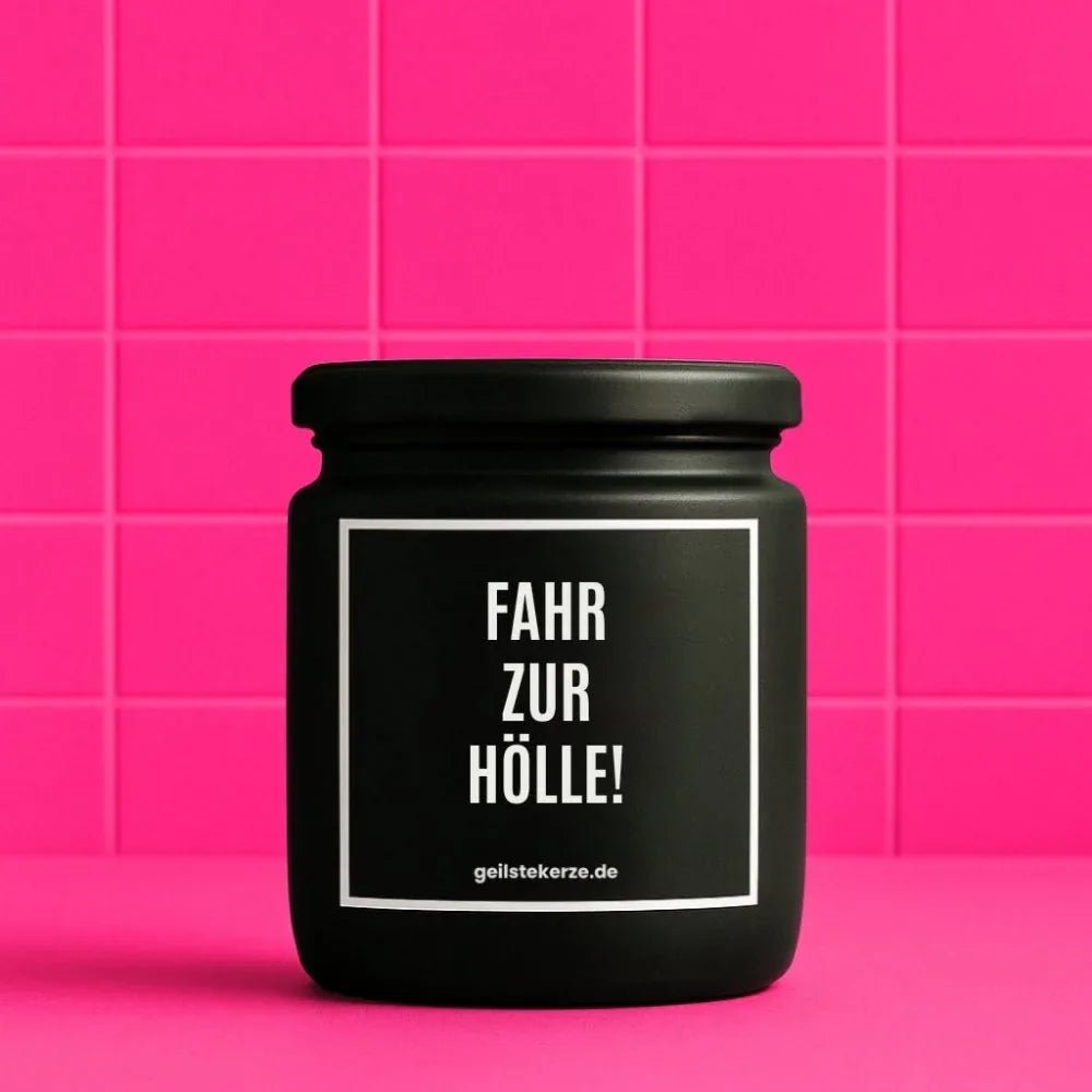 Duftkerze mit Spruch von geilstekerze ist der neue Geschenketrend. Diese witzige Kerze Vegane Bio-Kerze mit Spruch – FAHR ZUR HÖLLE! brennt mega lange sagenhafte 80 Stunde, hochwertige ätherische Öle schaffen beste Duftverteilung. Mit 1400 lustigen Sprüchen perfekt zum Verschenken. Handgemacht in Deutschland von geilstekerze.shop -Die beste Duftkerze die du kaufen kannst.