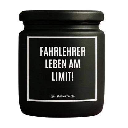Duftkerze mit Spruch von geilstekerze ist der neue Geschenketrend. Diese witzige Kerze Vegane Bio-Kerze mit Spruch – FAHRLEHRER LEBEN AM LIMIT! brennt mega lange sagenhafte 80 Stunde, hochwertige ätherische Öle schaffen beste Duftverteilung. Mit 1400 lustigen Sprüchen perfekt zum Verschenken. Handgemacht in Deutschland von geilstekerze.shop -Die beste Duftkerze die du kaufen kannst.