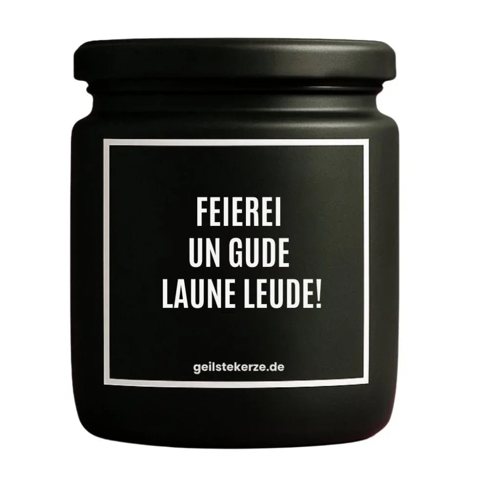 Duftkerze mit Spruch von geilstekerze ist der neue Geschenketrend. Diese witzige Kerze Vegane Bio-Kerze mit Spruch – FEIEREI UN GUDE LAUNE LEUDE! brennt mega lange sagenhafte 80 Stunde, hochwertige ätherische Öle schaffen beste Duftverteilung. Mit 1400 lustigen Sprüchen perfekt zum Verschenken. Handgemacht in Deutschland von geilstekerze.shop -Die beste Duftkerze die du kaufen kannst.