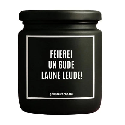 Duftkerze mit Spruch von geilstekerze ist der neue Geschenketrend. Diese witzige Kerze Vegane Bio-Kerze mit Spruch – FEIEREI UN GUDE LAUNE LEUDE! brennt mega lange sagenhafte 80 Stunde, hochwertige ätherische Öle schaffen beste Duftverteilung. Mit 1400 lustigen Sprüchen perfekt zum Verschenken. Handgemacht in Deutschland von geilstekerze.shop -Die beste Duftkerze die du kaufen kannst.