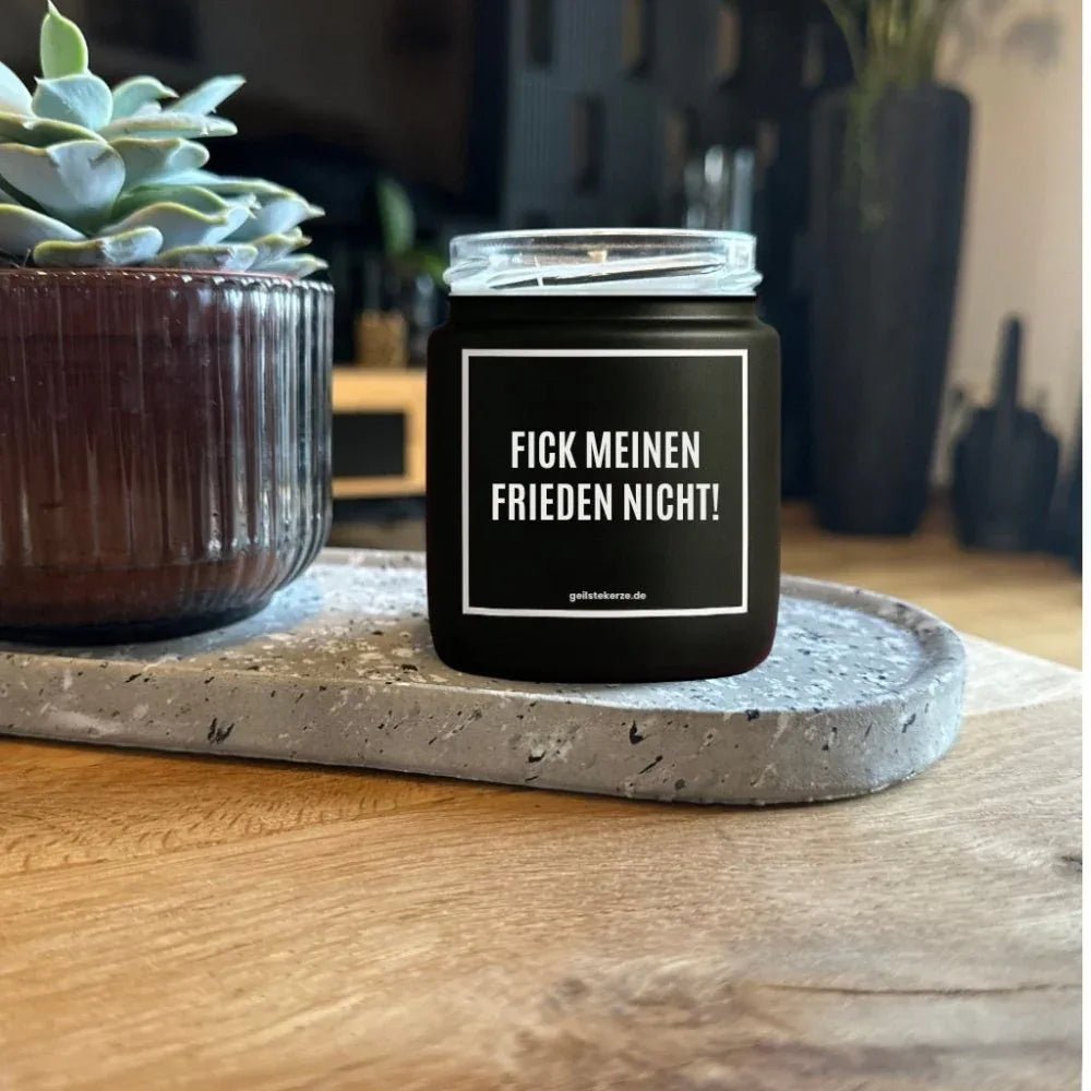 Duftkerze mit Spruch von geilstekerze ist der neue Geschenketrend. Diese witzige Kerze Vegane Bio-Kerze mit Spruch – FICK MEINEN FRIEDEN NICHT! brennt mega lange sagenhafte 80 Stunde, hochwertige ätherische Öle schaffen beste Duftverteilung. Mit 1400 lustigen Sprüchen perfekt zum Verschenken. Handgemacht in Deutschland von geilstekerze.shop -Die beste Duftkerze die du kaufen kannst.