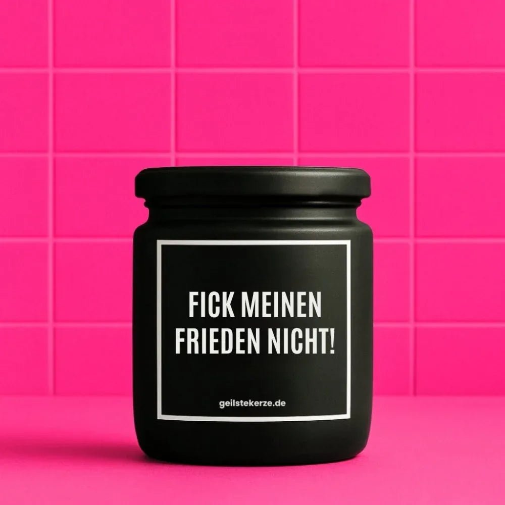 Duftkerze mit Spruch von geilstekerze ist der neue Geschenketrend. Diese witzige Kerze Vegane Bio-Kerze mit Spruch – FICK MEINEN FRIEDEN NICHT! brennt mega lange sagenhafte 80 Stunde, hochwertige ätherische Öle schaffen beste Duftverteilung. Mit 1400 lustigen Sprüchen perfekt zum Verschenken. Handgemacht in Deutschland von geilstekerze.shop -Die beste Duftkerze die du kaufen kannst.