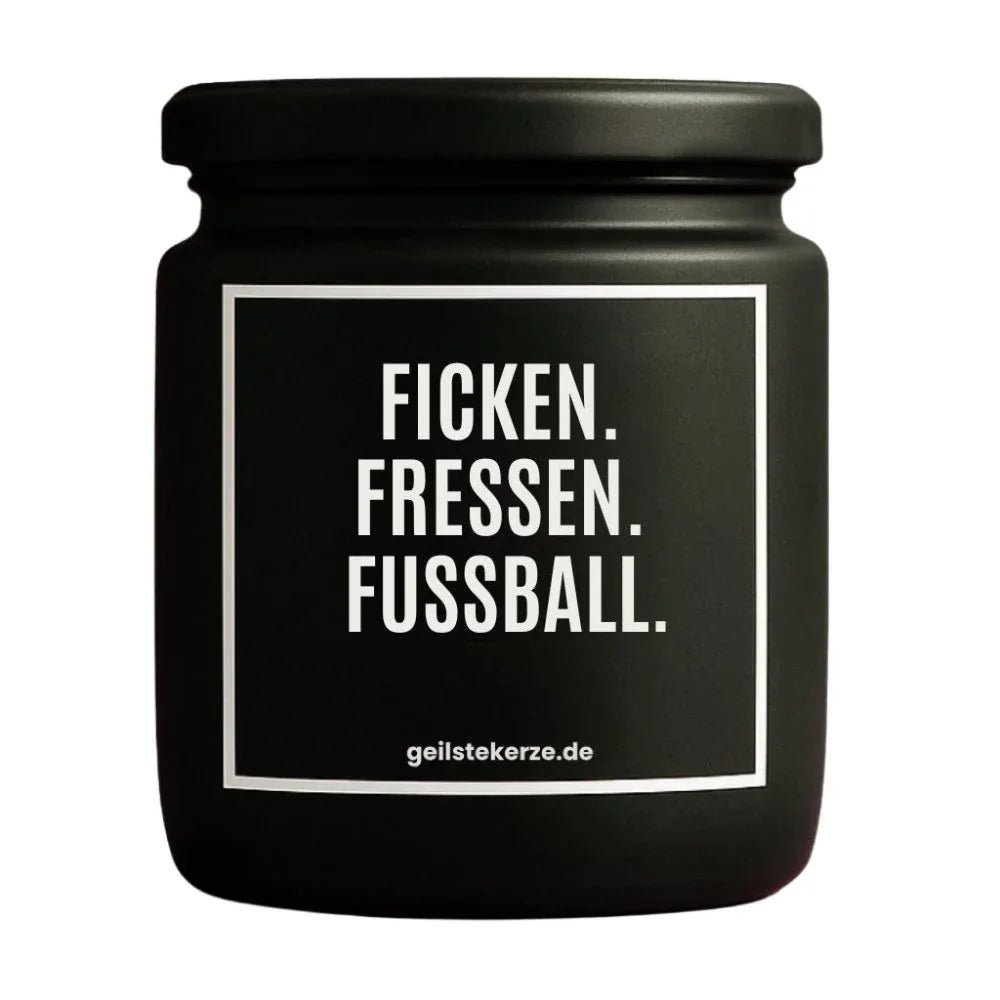Duftkerze mit Spruch von geilstekerze ist der neue Geschenketrend. Diese witzige Kerze Vegane Bio-Kerze mit Spruch – FICKEN. FRESSEN. FUSSBALL. brennt mega lange sagenhafte 80 Stunde, hochwertige ätherische Öle schaffen beste Duftverteilung. Mit 1400 lustigen Sprüchen perfekt zum Verschenken. Handgemacht in Deutschland von geilstekerze.shop -Die beste Duftkerze die du kaufen kannst.