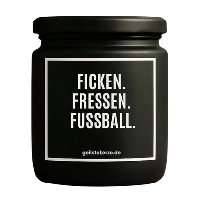 Duftkerze mit Spruch von geilstekerze ist der neue Geschenketrend. Diese witzige Kerze Vegane Bio-Kerze mit Spruch – FICKEN. FRESSEN. FUSSBALL. brennt mega lange sagenhafte 80 Stunde, hochwertige ätherische Öle schaffen beste Duftverteilung. Mit 1400 lustigen Sprüchen perfekt zum Verschenken. Handgemacht in Deutschland von geilstekerze.shop -Die beste Duftkerze die du kaufen kannst.