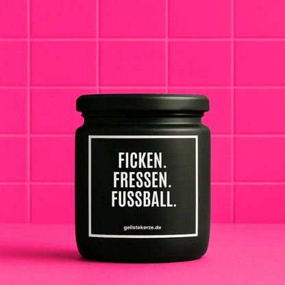 Duftkerze mit Spruch von geilstekerze ist der neue Geschenketrend. Diese witzige Kerze Vegane Bio-Kerze mit Spruch – FICKEN. FRESSEN. FUSSBALL. brennt mega lange sagenhafte 80 Stunde, hochwertige ätherische Öle schaffen beste Duftverteilung. Mit 1400 lustigen Sprüchen perfekt zum Verschenken. Handgemacht in Deutschland von geilstekerze.shop -Die beste Duftkerze die du kaufen kannst.