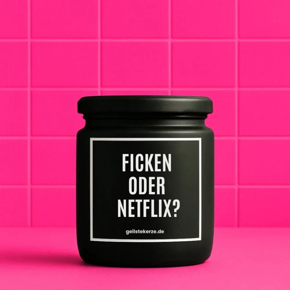 Duftkerze mit Spruch von geilstekerze ist der neue Geschenketrend. Diese witzige Kerze Vegane Bio-Kerze mit Spruch – FICKEN ODER NETFLIX brennt mega lange sagenhafte 80 Stunde, hochwertige ätherische Öle schaffen beste Duftverteilung. Mit 1400 lustigen Sprüchen perfekt zum Verschenken. Handgemacht in Deutschland von geilstekerze.shop -Die beste Duftkerze die du kaufen kannst.