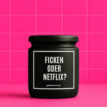 Duftkerze mit Spruch von geilstekerze ist der neue Geschenketrend. Diese witzige Kerze Vegane Bio-Kerze mit Spruch – FICKEN ODER NETFLIX brennt mega lange sagenhafte 80 Stunde, hochwertige ätherische Öle schaffen beste Duftverteilung. Mit 1400 lustigen Sprüchen perfekt zum Verschenken. Handgemacht in Deutschland von geilstekerze.shop -Die beste Duftkerze die du kaufen kannst.