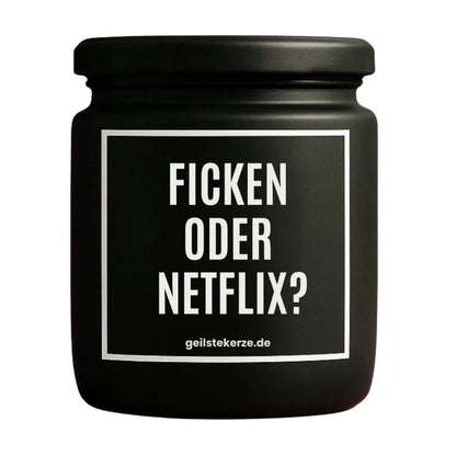 Duftkerze mit Spruch von geilstekerze ist der neue Geschenketrend. Diese witzige Kerze Vegane Bio-Kerze mit Spruch – FICKEN ODER NETFLIX brennt mega lange sagenhafte 80 Stunde, hochwertige ätherische Öle schaffen beste Duftverteilung. Mit 1400 lustigen Sprüchen perfekt zum Verschenken. Handgemacht in Deutschland von geilstekerze.shop -Die beste Duftkerze die du kaufen kannst.