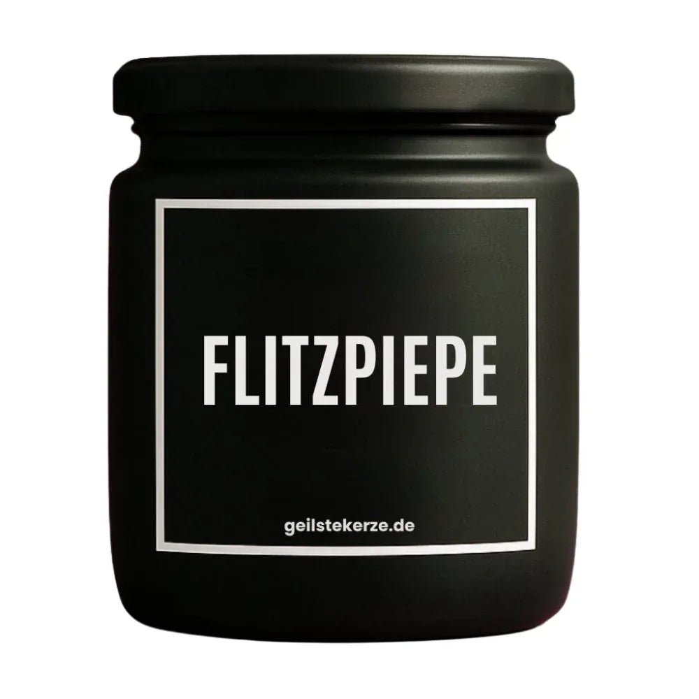 Duftkerze mit Spruch von geilstekerze ist der neue Geschenketrend. Diese witzige Kerze Vegane Bio-Kerze mit Spruch – FLITZPIEPE brennt mega lange sagenhafte 80 Stunde, hochwertige ätherische Öle schaffen beste Duftverteilung. Mit 1400 lustigen Sprüchen perfekt zum Verschenken. Handgemacht in Deutschland von geilstekerze.shop -Die beste Duftkerze die du kaufen kannst.