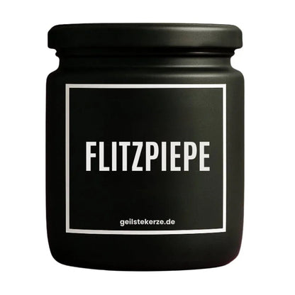 Duftkerze mit Spruch von geilstekerze ist der neue Geschenketrend. Diese witzige Kerze Vegane Bio-Kerze mit Spruch – FLITZPIEPE brennt mega lange sagenhafte 80 Stunde, hochwertige ätherische Öle schaffen beste Duftverteilung. Mit 1400 lustigen Sprüchen perfekt zum Verschenken. Handgemacht in Deutschland von geilstekerze.shop -Die beste Duftkerze die du kaufen kannst.