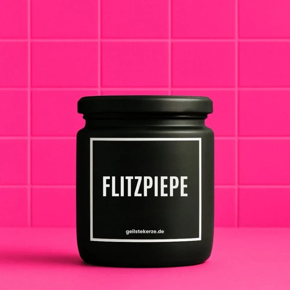 Duftkerze mit Spruch von geilstekerze ist der neue Geschenketrend. Diese witzige Kerze Vegane Bio-Kerze mit Spruch – FLITZPIEPE brennt mega lange sagenhafte 80 Stunde, hochwertige ätherische Öle schaffen beste Duftverteilung. Mit 1400 lustigen Sprüchen perfekt zum Verschenken. Handgemacht in Deutschland von geilstekerze.shop -Die beste Duftkerze die du kaufen kannst.