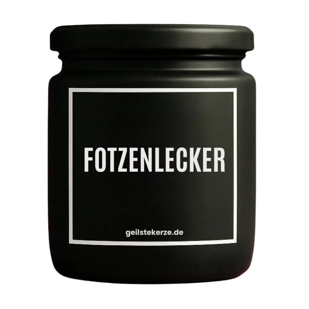 Duftkerze mit Spruch von geilstekerze ist der neue Geschenketrend. Diese witzige Kerze Vegane Bio-Kerze mit Spruch – FOTZENLECKER brennt mega lange sagenhafte 80 Stunde, hochwertige ätherische Öle schaffen beste Duftverteilung. Mit 1400 lustigen Sprüchen perfekt zum Verschenken. Handgemacht in Deutschland von geilstekerze.shop -Die beste Duftkerze die du kaufen kannst.