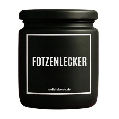 Duftkerze mit Spruch von geilstekerze ist der neue Geschenketrend. Diese witzige Kerze Vegane Bio-Kerze mit Spruch – FOTZENLECKER brennt mega lange sagenhafte 80 Stunde, hochwertige ätherische Öle schaffen beste Duftverteilung. Mit 1400 lustigen Sprüchen perfekt zum Verschenken. Handgemacht in Deutschland von geilstekerze.shop -Die beste Duftkerze die du kaufen kannst.