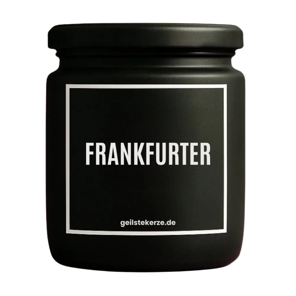 Duftkerze mit Spruch von geilstekerze ist der neue Geschenketrend. Diese witzige Kerze Vegane Bio-Kerze mit Spruch – FRANKFURTER brennt mega lange sagenhafte 80 Stunde, hochwertige ätherische Öle schaffen beste Duftverteilung. Mit 1400 lustigen Sprüchen perfekt zum Verschenken. Handgemacht in Deutschland von geilstekerze.shop -Die beste Duftkerze die du kaufen kannst.