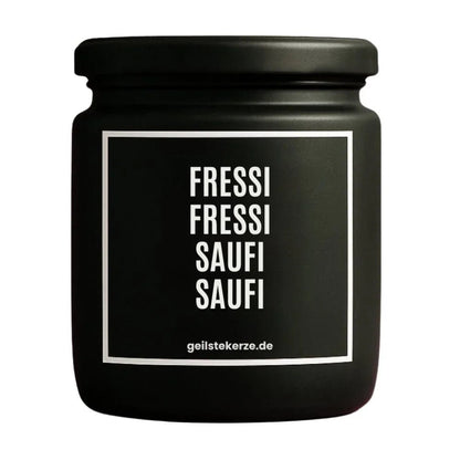 Duftkerze mit Spruch von geilstekerze ist der neue Geschenketrend. Diese witzige Kerze Vegane Bio-Kerze mit Spruch – FRESSI FRESSI SAUFI SAUFI brennt mega lange sagenhafte 80 Stunde, hochwertige ätherische Öle schaffen beste Duftverteilung. Mit 1400 lustigen Sprüchen perfekt zum Verschenken. Handgemacht in Deutschland von geilstekerze.shop -Die beste Duftkerze die du kaufen kannst.