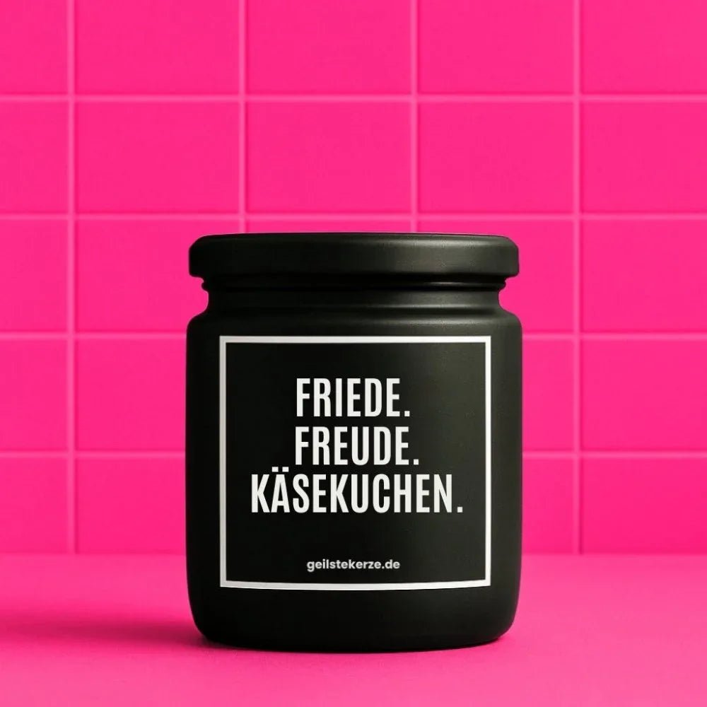 Duftkerze mit Spruch von geilstekerze ist der neue Geschenketrend. Diese witzige Kerze Vegane Bio-Kerze mit Spruch – FRIEDE. FREUDE. KÄSEKUCHEN. brennt mega lange sagenhafte 80 Stunde, hochwertige ätherische Öle schaffen beste Duftverteilung. Mit 1400 lustigen Sprüchen perfekt zum Verschenken. Handgemacht in Deutschland von geilstekerze.shop -Die beste Duftkerze die du kaufen kannst.