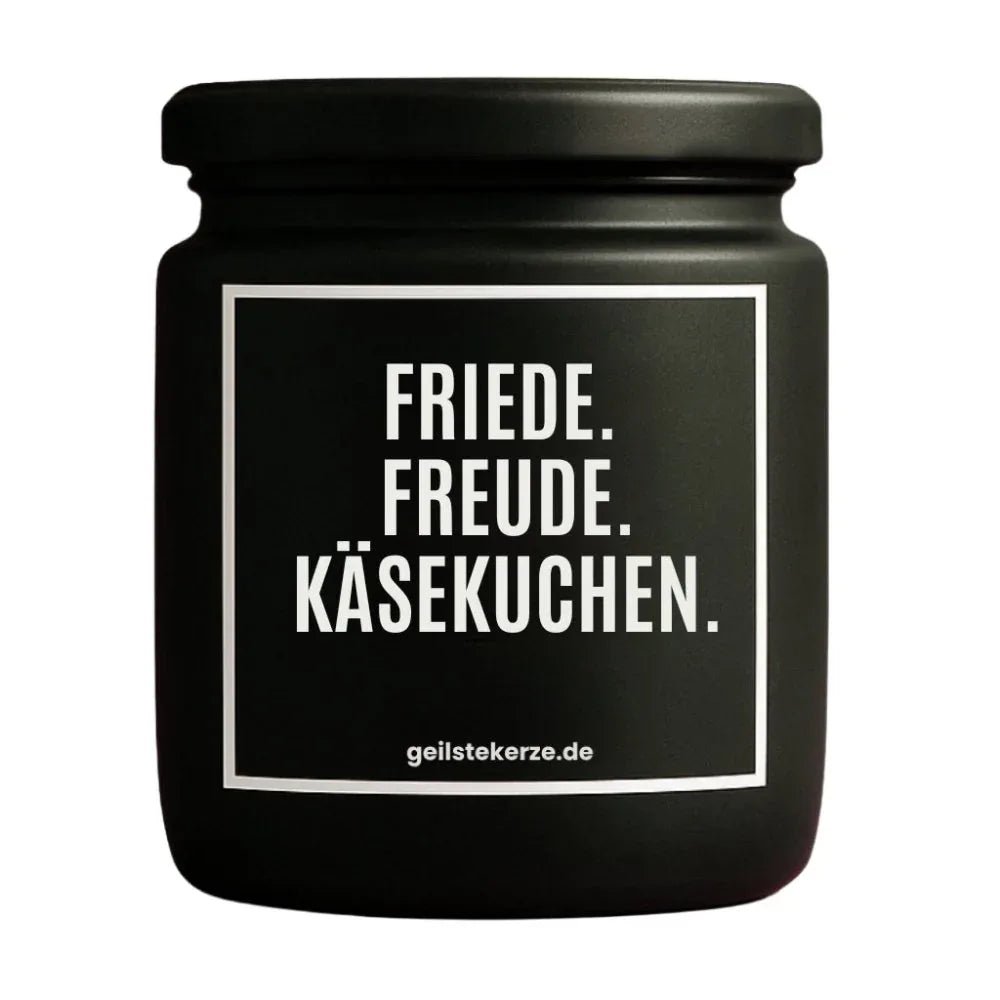 Duftkerze mit Spruch von geilstekerze ist der neue Geschenketrend. Diese witzige Kerze Vegane Bio-Kerze mit Spruch – FRIEDE. FREUDE. KÄSEKUCHEN. brennt mega lange sagenhafte 80 Stunde, hochwertige ätherische Öle schaffen beste Duftverteilung. Mit 1400 lustigen Sprüchen perfekt zum Verschenken. Handgemacht in Deutschland von geilstekerze.shop -Die beste Duftkerze die du kaufen kannst.