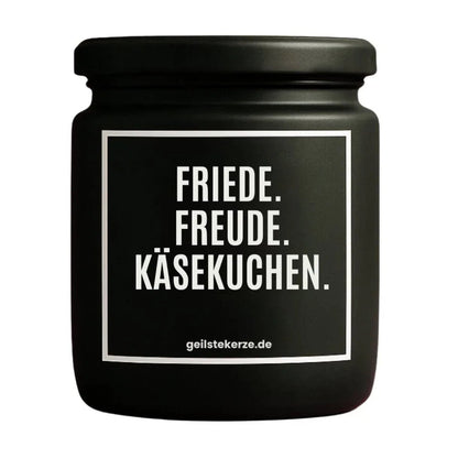 Duftkerze mit Spruch von geilstekerze ist der neue Geschenketrend. Diese witzige Kerze Vegane Bio-Kerze mit Spruch – FRIEDE. FREUDE. KÄSEKUCHEN. brennt mega lange sagenhafte 80 Stunde, hochwertige ätherische Öle schaffen beste Duftverteilung. Mit 1400 lustigen Sprüchen perfekt zum Verschenken. Handgemacht in Deutschland von geilstekerze.shop -Die beste Duftkerze die du kaufen kannst.