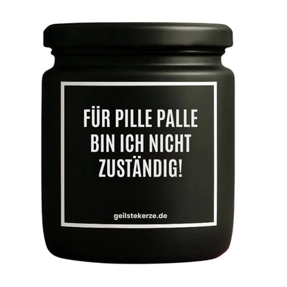 Duftkerze mit Spruch von geilstekerze ist der neue Geschenketrend. Diese witzige Kerze Vegane Bio-Kerze mit Spruch – FÜR PILLE PALLE BIN ICH NICHT ZUSTÄNDIG! brennt mega lange sagenhafte 80 Stunde, hochwertige ätherische Öle schaffen beste Duftverteilung. Mit 1400 lustigen Sprüchen perfekt zum Verschenken. Handgemacht in Deutschland von geilstekerze.shop -Die beste Duftkerze die du kaufen kannst.
