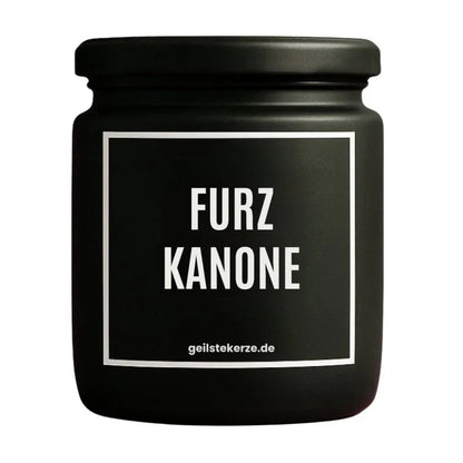 Duftkerze mit Spruch von geilstekerze ist der neue Geschenketrend. Diese witzige Kerze Vegane Bio-Kerze mit Spruch – FURZKANONE brennt mega lange sagenhafte 80 Stunde, hochwertige ätherische Öle schaffen beste Duftverteilung. Mit 1400 lustigen Sprüchen perfekt zum Verschenken. Handgemacht in Deutschland von geilstekerze.shop -Die beste Duftkerze die du kaufen kannst.