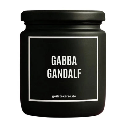 Duftkerze mit Spruch von geilstekerze ist der neue Geschenketrend. Diese witzige Kerze Vegane Bio-Kerze mit Spruch – GABBA GANDALF brennt mega lange sagenhafte 80 Stunde, hochwertige ätherische Öle schaffen beste Duftverteilung. Mit 1400 lustigen Sprüchen perfekt zum Verschenken. Handgemacht in Deutschland von geilstekerze.shop -Die beste Duftkerze die du kaufen kannst.