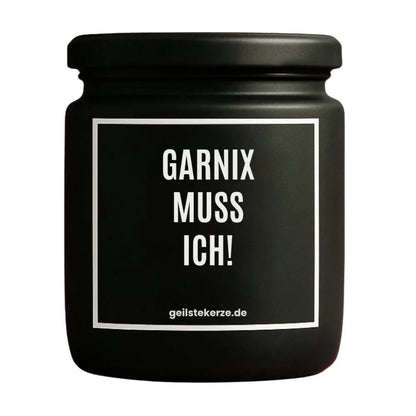 Duftkerze mit Spruch von geilstekerze ist der neue Geschenketrend. Diese witzige Kerze Vegane Bio-Kerze mit Spruch – GARNIX MUSS ICH! brennt mega lange sagenhafte 80 Stunde, hochwertige ätherische Öle schaffen beste Duftverteilung. Mit 1400 lustigen Sprüchen perfekt zum Verschenken. Handgemacht in Deutschland von geilstekerze.shop -Die beste Duftkerze die du kaufen kannst.