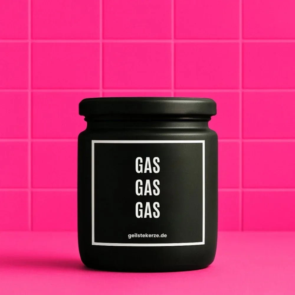 Duftkerze mit Spruch von geilstekerze ist der neue Geschenketrend. Diese witzige Kerze Vegane Bio-Kerze mit Spruch – GAS GAS GAS brennt mega lange sagenhafte 80 Stunde, hochwertige ätherische Öle schaffen beste Duftverteilung. Mit 1400 lustigen Sprüchen perfekt zum Verschenken. Handgemacht in Deutschland von geilstekerze.shop -Die beste Duftkerze die du kaufen kannst.
