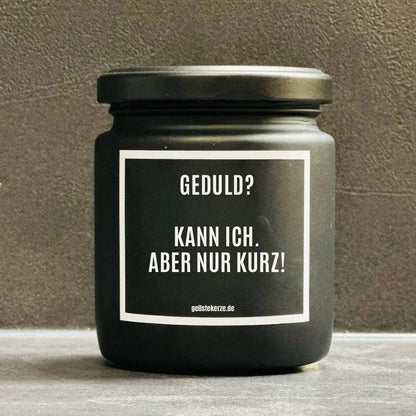 Duftkerze mit Spruch von geilstekerze ist der neue Geschenketrend. Diese witzige Kerze Vegane Bio-Kerze mit Spruch – GEDULD? KANN ICH ABER NUR KURZ brennt mega lange sagenhafte 80 Stunde, hochwertige ätherische Öle schaffen beste Duftverteilung. Mit 1400 lustigen Sprüchen perfekt zum Verschenken. Handgemacht in Deutschland von geilstekerze.shop -Die beste Duftkerze die du kaufen kannst.