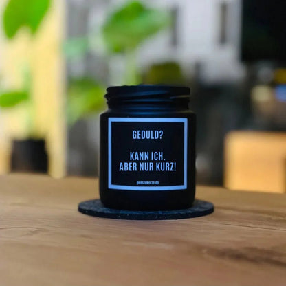 Duftkerze mit Spruch von geilstekerze ist der neue Geschenketrend. Diese witzige Kerze Vegane Bio-Kerze mit Spruch – GEDULD? KANN ICH ABER NUR KURZ brennt mega lange sagenhafte 80 Stunde, hochwertige ätherische Öle schaffen beste Duftverteilung. Mit 1400 lustigen Sprüchen perfekt zum Verschenken. Handgemacht in Deutschland von geilstekerze.shop -Die beste Duftkerze die du kaufen kannst.