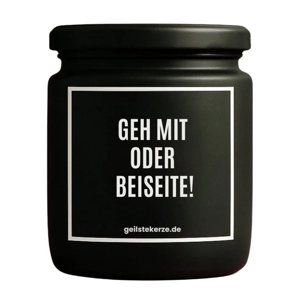 Duftkerze mit Spruch von geilstekerze ist der neue Geschenketrend. Diese witzige Kerze Vegane Bio-Kerze mit Spruch – GEH MIT ODER BEISEITE! brennt mega lange sagenhafte 80 Stunde, hochwertige ätherische Öle schaffen beste Duftverteilung. Mit 1400 lustigen Sprüchen perfekt zum Verschenken. Handgemacht in Deutschland von geilstekerze.shop -Die beste Duftkerze die du kaufen kannst.