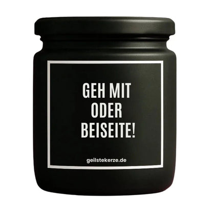Duftkerze mit Spruch von geilstekerze ist der neue Geschenketrend. Diese witzige Kerze Vegane Bio-Kerze mit Spruch – GEH MIT ODER BEISEITE! brennt mega lange sagenhafte 80 Stunde, hochwertige ätherische Öle schaffen beste Duftverteilung. Mit 1400 lustigen Sprüchen perfekt zum Verschenken. Handgemacht in Deutschland von geilstekerze.shop -Die beste Duftkerze die du kaufen kannst.