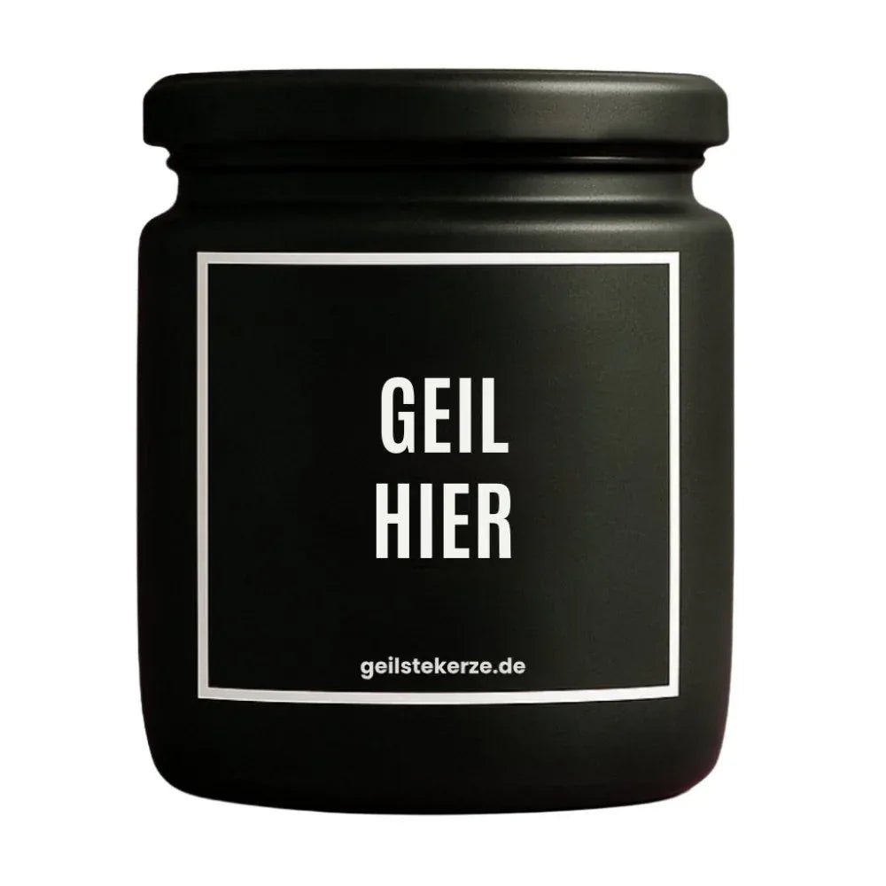 Duftkerze mit Spruch von geilstekerze ist der neue Geschenketrend. Diese witzige Kerze Vegane Bio-Kerze mit Spruch – GEIL HIER brennt mega lange sagenhafte 80 Stunde, hochwertige ätherische Öle schaffen beste Duftverteilung. Mit 1400 lustigen Sprüchen perfekt zum Verschenken. Handgemacht in Deutschland von geilstekerze.shop -Die beste Duftkerze die du kaufen kannst.