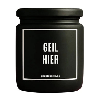 Duftkerze mit Spruch von geilstekerze ist der neue Geschenketrend. Diese witzige Kerze Vegane Bio-Kerze mit Spruch – GEIL HIER brennt mega lange sagenhafte 80 Stunde, hochwertige ätherische Öle schaffen beste Duftverteilung. Mit 1400 lustigen Sprüchen perfekt zum Verschenken. Handgemacht in Deutschland von geilstekerze.shop -Die beste Duftkerze die du kaufen kannst.