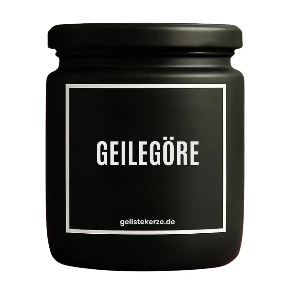 Duftkerze mit Spruch von geilstekerze ist der neue Geschenketrend. Diese witzige Kerze Vegane Bio-Kerze mit Spruch – GEILEGÖRE brennt mega lange sagenhafte 80 Stunde, hochwertige ätherische Öle schaffen beste Duftverteilung. Mit 1400 lustigen Sprüchen perfekt zum Verschenken. Handgemacht in Deutschland von geilstekerze.shop -Die beste Duftkerze die du kaufen kannst.