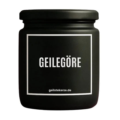 Duftkerze mit Spruch von geilstekerze ist der neue Geschenketrend. Diese witzige Kerze Vegane Bio-Kerze mit Spruch – GEILEGÖRE brennt mega lange sagenhafte 80 Stunde, hochwertige ätherische Öle schaffen beste Duftverteilung. Mit 1400 lustigen Sprüchen perfekt zum Verschenken. Handgemacht in Deutschland von geilstekerze.shop -Die beste Duftkerze die du kaufen kannst.