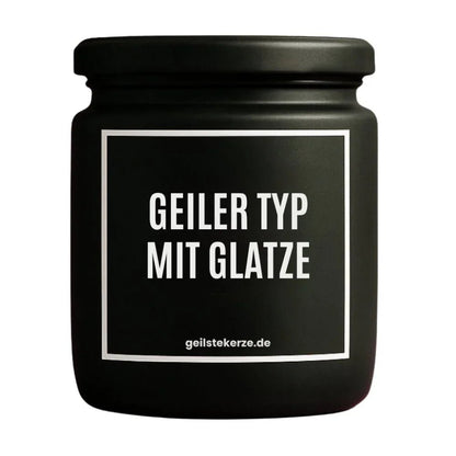 Duftkerze mit Spruch von geilstekerze ist der neue Geschenketrend. Diese witzige Kerze Vegane Bio-Kerze mit Spruch – GEILER TYP MIT GLATZE brennt mega lange sagenhafte 80 Stunde, hochwertige ätherische Öle schaffen beste Duftverteilung. Mit 1400 lustigen Sprüchen perfekt zum Verschenken. Handgemacht in Deutschland von geilstekerze.shop -Die beste Duftkerze die du kaufen kannst.