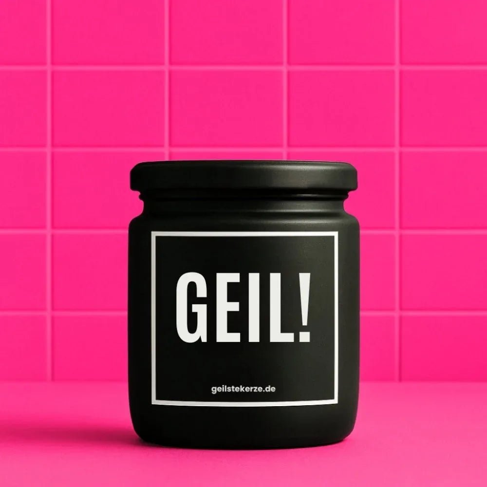 Duftkerze mit Spruch von geilstekerze ist der neue Geschenketrend. Diese witzige Kerze Vegane Bio-Kerze mit Spruch – GEIL! brennt mega lange sagenhafte 80 Stunde, hochwertige ätherische Öle schaffen beste Duftverteilung. Mit 1400 lustigen Sprüchen perfekt zum Verschenken. Handgemacht in Deutschland von geilstekerze.shop -Die beste Duftkerze die du kaufen kannst.