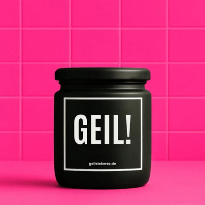 Duftkerze mit Spruch von geilstekerze ist der neue Geschenketrend. Diese witzige Kerze Vegane Bio-Kerze mit Spruch – GEIL! brennt mega lange sagenhafte 80 Stunde, hochwertige ätherische Öle schaffen beste Duftverteilung. Mit 1400 lustigen Sprüchen perfekt zum Verschenken. Handgemacht in Deutschland von geilstekerze.shop -Die beste Duftkerze die du kaufen kannst.