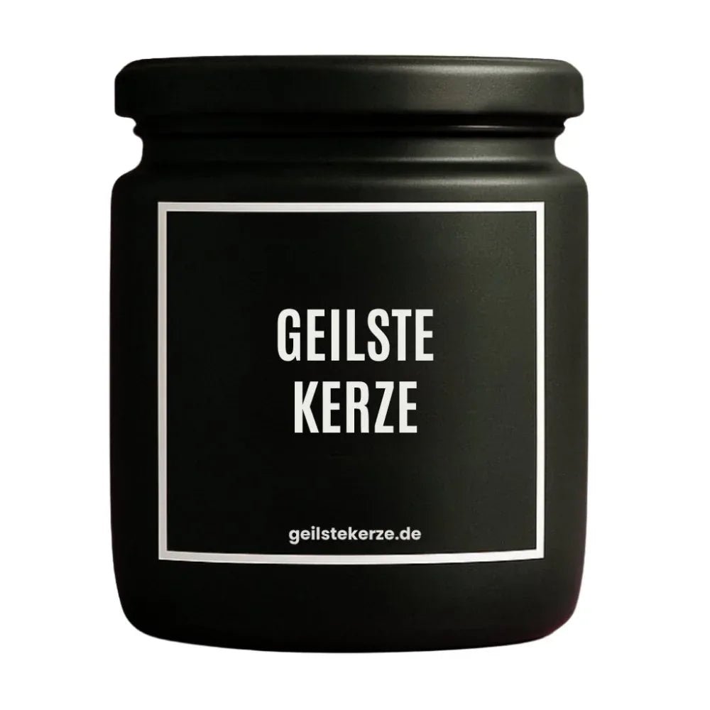 Duftkerze mit Spruch von geilstekerze ist der neue Geschenketrend. Diese witzige Kerze Vegane Bio-Kerze mit Spruch – GEILSTE KERZE brennt mega lange sagenhafte 80 Stunde, hochwertige ätherische Öle schaffen beste Duftverteilung. Mit 1400 lustigen Sprüchen perfekt zum Verschenken. Handgemacht in Deutschland von geilstekerze.shop -Die beste Duftkerze die du kaufen kannst.