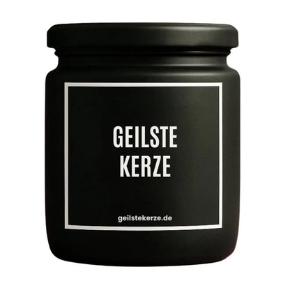 Duftkerze mit Spruch von geilstekerze ist der neue Geschenketrend. Diese witzige Kerze Vegane Bio-Kerze mit Spruch – GEILSTE KERZE brennt mega lange sagenhafte 80 Stunde, hochwertige ätherische Öle schaffen beste Duftverteilung. Mit 1400 lustigen Sprüchen perfekt zum Verschenken. Handgemacht in Deutschland von geilstekerze.shop -Die beste Duftkerze die du kaufen kannst.