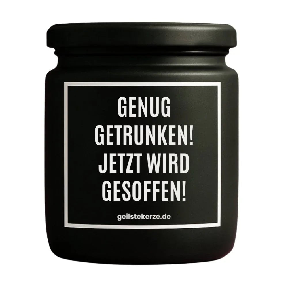 Duftkerze mit Spruch von geilstekerze ist der neue Geschenketrend. Diese witzige Kerze Vegane Bio-Kerze mit Spruch – GENUG GETRUNKEN! JETZT WIRD GESOFFEN! brennt mega lange sagenhafte 80 Stunde, hochwertige ätherische Öle schaffen beste Duftverteilung. Mit 1400 lustigen Sprüchen perfekt zum Verschenken. Handgemacht in Deutschland von geilstekerze.shop -Die beste Duftkerze die du kaufen kannst.