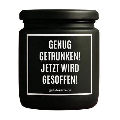 Duftkerze mit Spruch von geilstekerze ist der neue Geschenketrend. Diese witzige Kerze Vegane Bio-Kerze mit Spruch – GENUG GETRUNKEN! JETZT WIRD GESOFFEN! brennt mega lange sagenhafte 80 Stunde, hochwertige ätherische Öle schaffen beste Duftverteilung. Mit 1400 lustigen Sprüchen perfekt zum Verschenken. Handgemacht in Deutschland von geilstekerze.shop -Die beste Duftkerze die du kaufen kannst.