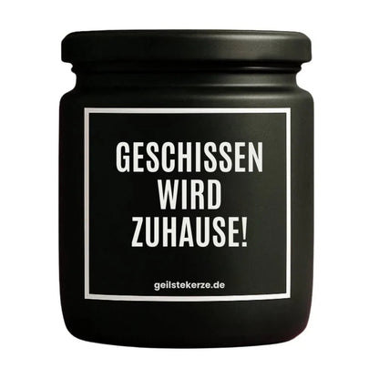 Duftkerze mit Spruch von geilstekerze ist der neue Geschenketrend. Diese witzige Kerze Vegane Bio-Kerze mit Spruch – GESCHISSEN WIRD ZUHAUSE brennt mega lange sagenhafte 80 Stunde, hochwertige ätherische Öle schaffen beste Duftverteilung. Mit 1400 lustigen Sprüchen perfekt zum Verschenken. Handgemacht in Deutschland von geilstekerze.shop -Die beste Duftkerze die du kaufen kannst.