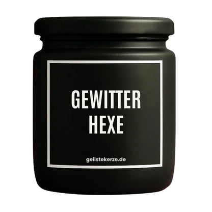 Duftkerze mit Spruch von geilstekerze ist der neue Geschenketrend. Diese witzige Kerze Vegane Bio-Kerze mit Spruch – GEWITTERHEXE brennt mega lange sagenhafte 80 Stunde, hochwertige ätherische Öle schaffen beste Duftverteilung. Mit 1400 lustigen Sprüchen perfekt zum Verschenken. Handgemacht in Deutschland von geilstekerze.shop -Die beste Duftkerze die du kaufen kannst.