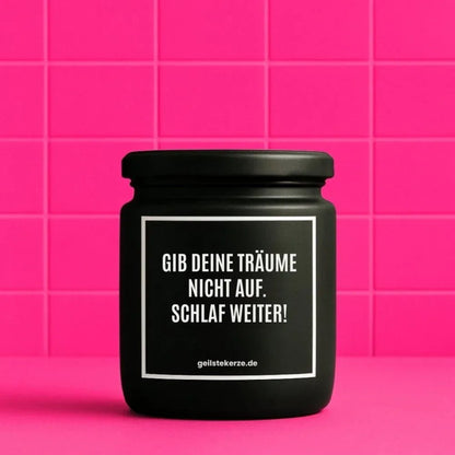 Duftkerze mit Spruch von geilstekerze ist der neue Geschenketrend. Diese witzige Kerze Vegane Bio-Kerze mit Spruch – GIB DEINE TRÄUME NICHT AUF. SCHLAF WEITER! brennt mega lange sagenhafte 80 Stunde, hochwertige ätherische Öle schaffen beste Duftverteilung. Mit 1400 lustigen Sprüchen perfekt zum Verschenken. Handgemacht in Deutschland von geilstekerze.shop -Die beste Duftkerze die du kaufen kannst.