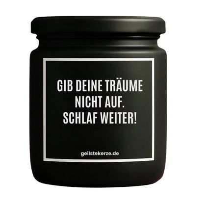 Duftkerze mit Spruch von geilstekerze ist der neue Geschenketrend. Diese witzige Kerze Vegane Bio-Kerze mit Spruch – GIB DEINE TRÄUME NICHT AUF. SCHLAF WEITER! brennt mega lange sagenhafte 80 Stunde, hochwertige ätherische Öle schaffen beste Duftverteilung. Mit 1400 lustigen Sprüchen perfekt zum Verschenken. Handgemacht in Deutschland von geilstekerze.shop -Die beste Duftkerze die du kaufen kannst.